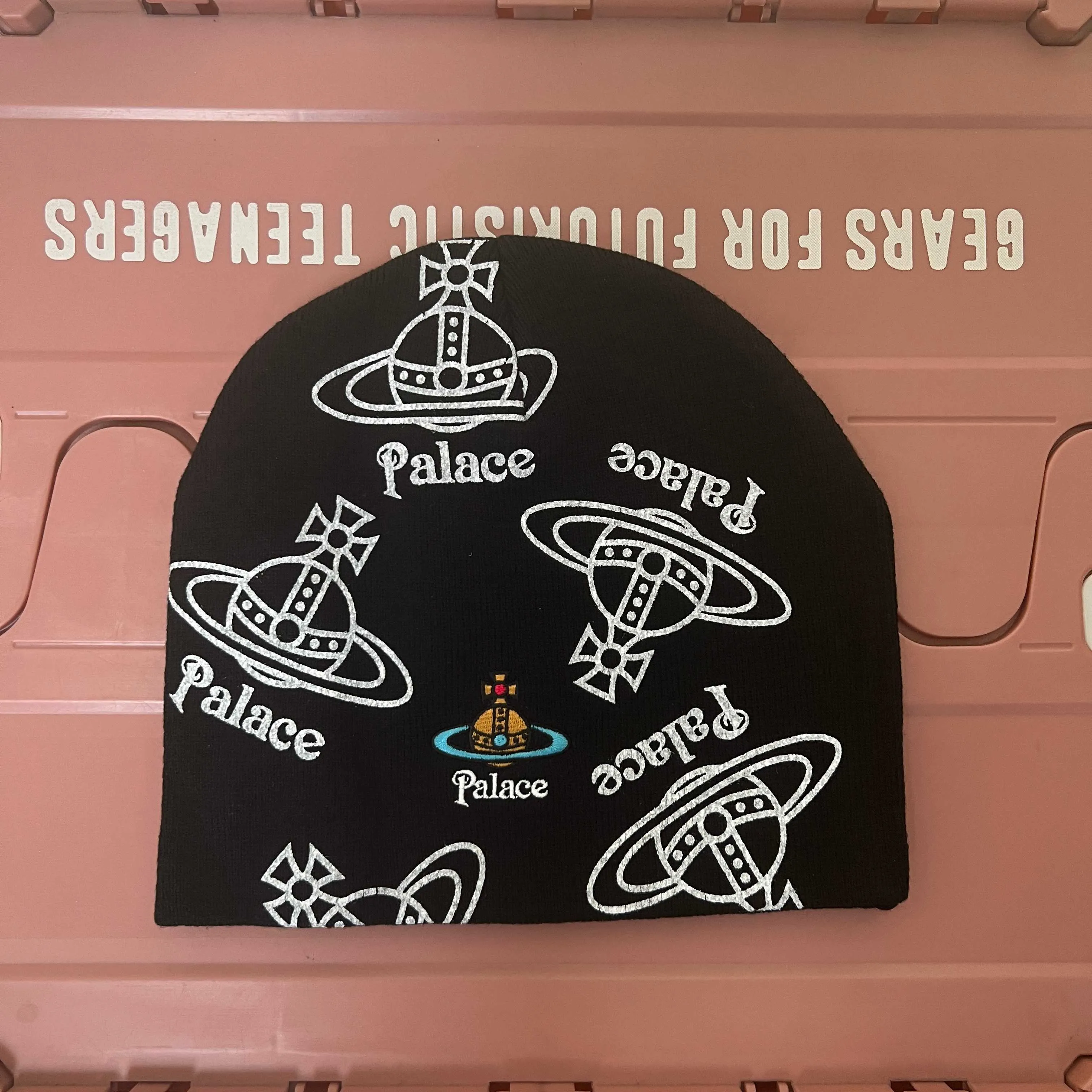 New 🪐viviennewestwood✖️palace co-branded knitted hat with Saturn logo printed all over, 2 colors